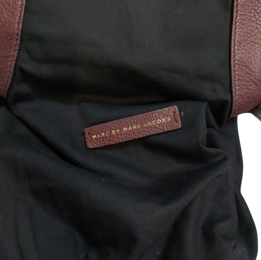 Elegant Burgundy Leather Crossbody Bag - Picture 12 of 12
